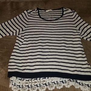 Long sleeve tunic with lace detail on bottom